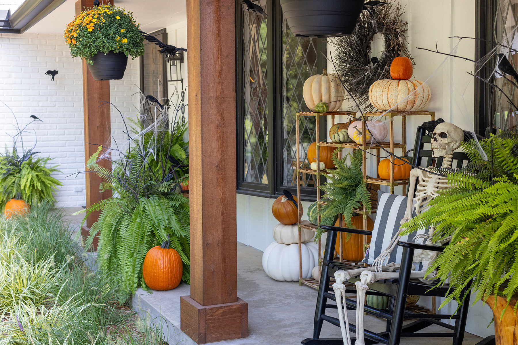 Blake Skelton | Halloween Front Porch